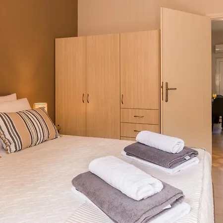 Apartman Eleanna's House - 400m From The *